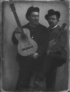 Val Brembana. Ritratto di due uomini con chitarra e mandolino