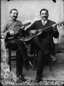 Piazza Brembana. Ritratto di due uomini in atto di suonare il mandolino e la chitarra