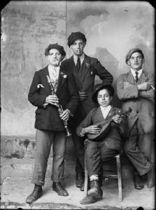 Piazza Brembana. Ritratto di quattro giovanotti con clarinetto e mandolino