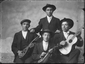 Piazza Brembana. Ritratto di quattro giovanotti con mandolini e chitarra