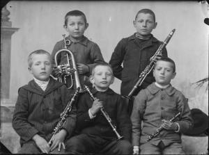 Piazza Brembana. Ritratto di gruppo di bambini con clarinetti, tromba e flauto