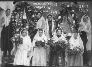 Averara. Ritratto di gruppo di ragazze omaggianti in occasione dell'inaugurazione del monumento ai caduti nella Prima Guerra Mondiale
