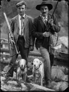 Val Brembana. Ritratto di due cacciatori con cani
