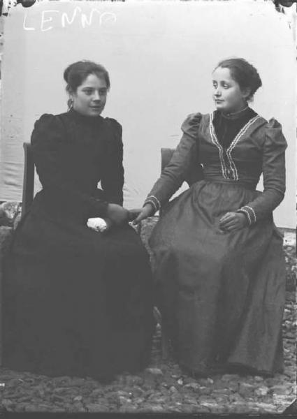 Lenna. Ritratto di due giovani donne sedute
