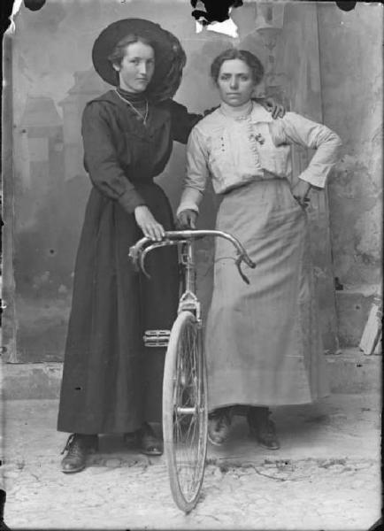 Piazza Brembana. Ritratto delle sorelle Lucia e Beatrice Milesi con bicicletta