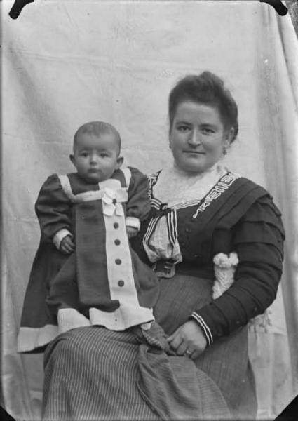 Val Brembana. Ritratto di donna con bambino piccolo in braccio