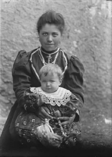 Val Brembana. Ritratto di donna con bambino sulle ginocchia
