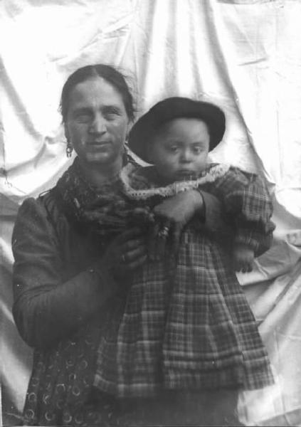 Val Brembana. Ritratto di donna con bambino piccolo in braccio