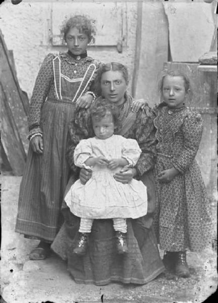 Val Brembana. Ritratto di donna con ragazzina e bambini