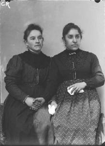 Carona. Ritratto di due donne sedute