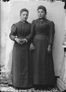 Val Brembana. Ritratto di  due giovani donne