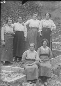 Cusio. Ritratto di gruppo di donne su una scalinata