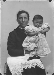 Val Brembana. Ritratto di donna con bambino piccolo sulle ginocchia