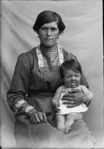 Val Brembana. Ritratto di donna con bambino piccolo sulle ginocchia