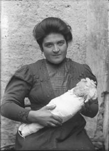 Val Brembana. Ritratto di donna con neonato in fasce
