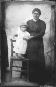 Val Brembana. Ritratto di donna con bambino su una sedia