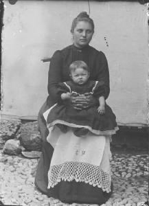 Val Brembana. Ritratto di donna con bambino sulle ginocchia
