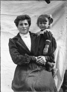 Val Brembana. Ritratto di donna con bambina in braccio