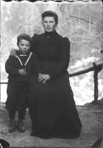 Val Brembana. Ritratto di donna con bambino vestito alla marinara