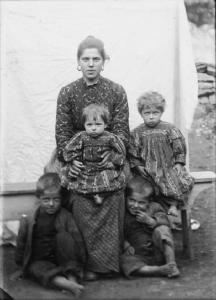 Val Brembana. Ritratto di donna con quattro bambini