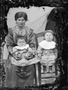 Val Brembana. Ritratto di donna con due bambini