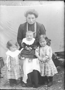 Val Brembana. Ritratto di donna con tre bambini