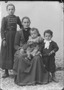 Val Brembana. Ritratto di donna con tre bambini