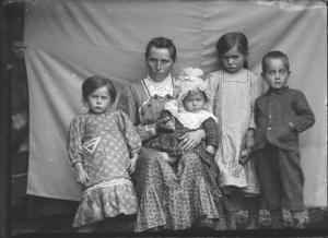 Val Brembana. Ritratto di donna con quattro bambini
