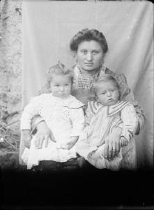 Val Brembana. Ritratto di donna con due bambini piccoli