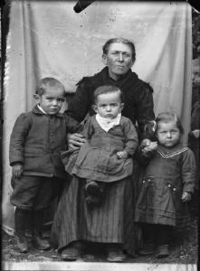 Val Brembana. Ritratto di donna anziana con tre bambini