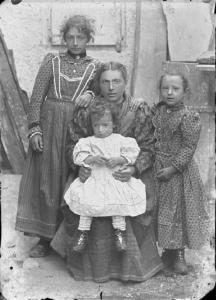 Val Brembana. Ritratto di donna con ragazzina e bambini