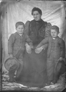 Val Brembana. Ritratto di donna con due bambini
