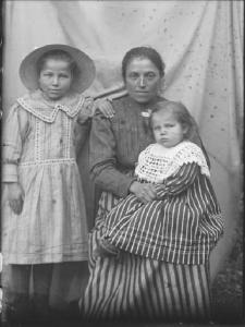 Val Brembana. Ritratto di donna con due bambine