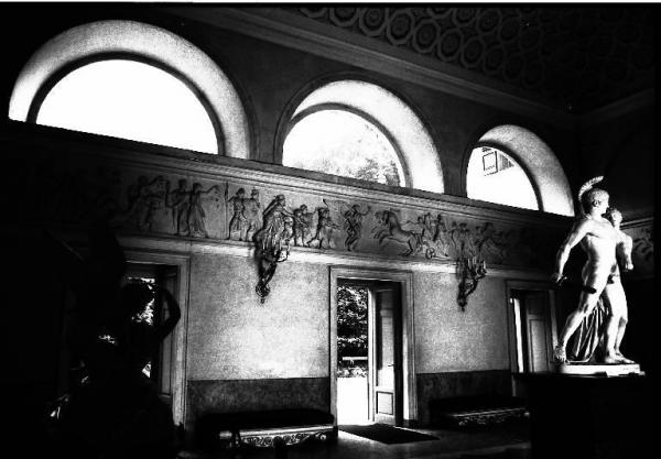 Villa Carlotta / Fregio del salone centrale / Altorilievo in marmo raffigurante il Trionfo di Alessandro Magno