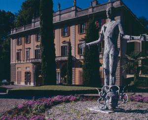 Villa Gallia / Prospetto verso il lago / In primo piano la scultura "Medusa '97"
