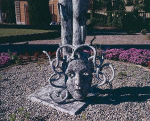 Particolare della scultura "Medusa '97" nel giardino di Villa Gallia