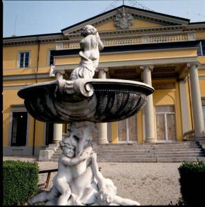Villa Amalia / Fontana del Puttino / In secondo piano il prospetto verso il parco