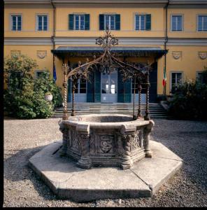 Villa Amalia / Prospetto verso la corte interna / Al centro pozzo con stemmi e blasoni della famiglia Stampa