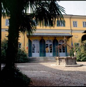 Villa Amalia / Prospetto verso la corte interna / Al centro pozzo con stemmi e blasoni della famiglia Stampa
