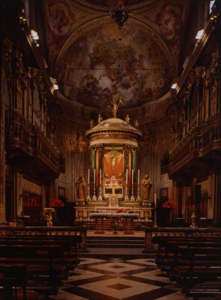 Basilica del Crocifisso / Abside con altare e organo