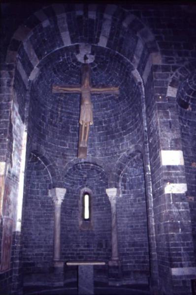 Chiesa di S. Maria del Tiglio / Abside con altare e Crocifisso ligneo