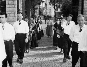 Raduno per il decimo anniversario della fondazione "Associazione delle Comunità Montane della Provincia di Como" / Un momento della processione. Donne e uomini in costume tradizionale