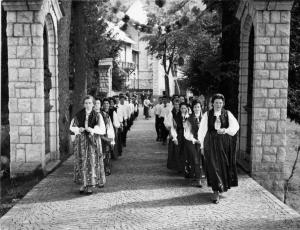 Raduno per il decimo anniversario della fondazione "Associazione delle Comunità Montane della Provincia di Como" / Un momento della processione. Donne e uomini in costume tradizionale