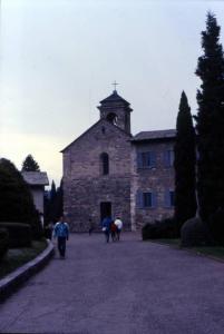 Abbazia di Piona / Ingresso al complesso monastico e veduta della facciata