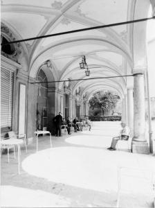 Villa Galimberti Pogliani, sede dell'ospizio G.Garibaldi / Porticato e gruppo di anziani