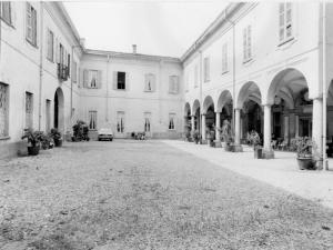 Villa Galimberti Pogliani, sede dell'ospizio G.Garibaldi / Cortile interno con anziane che lavorano al tombolo