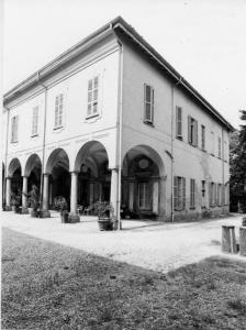Villa Galimberti Pogliani, sede dell'ospizio G.Garibaldi / Facciata con porticato