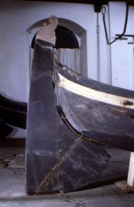 Sala espositiva del Museo della barca lariana / Particolare di un'antica barca