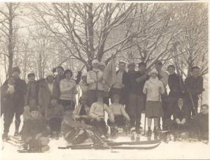 Fotografia di un gruppo di sciatori