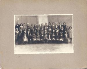 Fotografia di un gruppo di bambine di scuola elementare